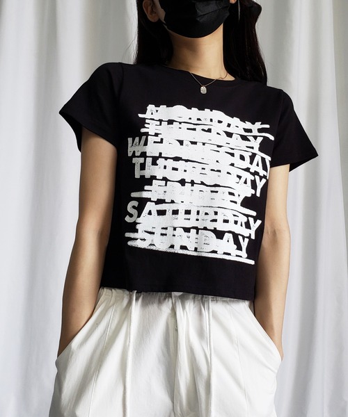 me+em select(ミームセレクト)の「WEEKレタリングクロップドTシャツ【 韓国製 】(Tシャツ/カットソー・レディース・ブラック/アイボリー・FREE)」の2枚目の写真