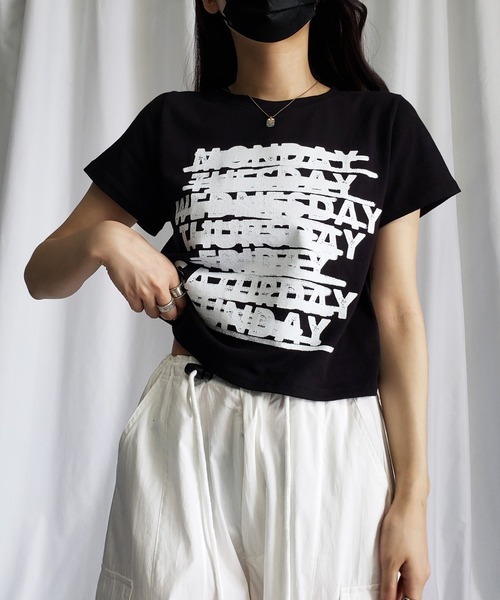 me+em select(ミームセレクト)の「WEEKレタリングクロップドTシャツ【 韓国製 】(Tシャツ/カットソー・レディース・ブラック/アイボリー・FREE)」の5枚目の写真