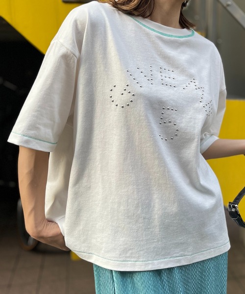 mi via loca（ミヴィアロカ）の「配色ステッチ シルバー スタッズロゴTシャツ（Tシャツ/カットソー・レディース・オフホワイト/ブルーグリーン/ブラック・FREE）」の4枚目の写真