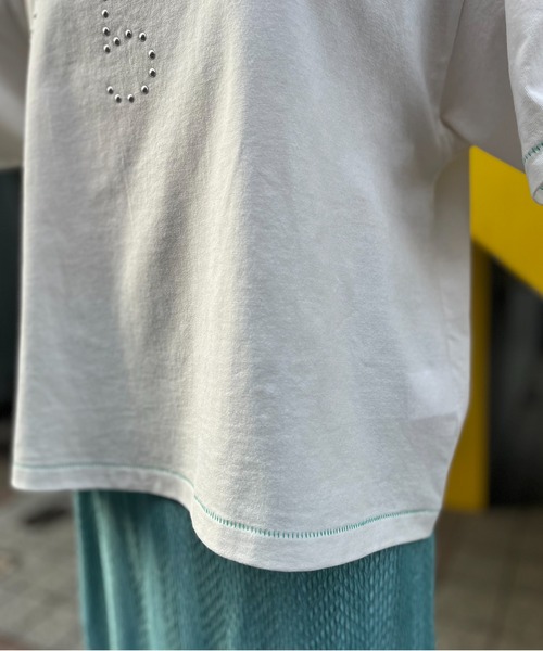 mi via loca（ミヴィアロカ）の「配色ステッチ シルバー スタッズロゴTシャツ（Tシャツ/カットソー・レディース・オフホワイト/ブルーグリーン/ブラック・FREE）」の13枚目の写真