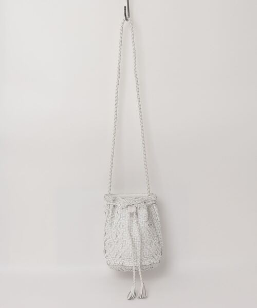 MAISON mou（メゾンムー）の「【Swaraj/スワラージ】ゴート編み巾着ショルダーBAG（ショルダーバッグ・レディース・ゴールド/ブラック系その他/ブラック/ライトグレー/シルバー/ホワイト・FREE）」の2枚目の写真