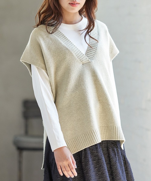 Honeys(ハニーズ)の「Tシャツ付Vネックベスト(ベスト・レディース・アイボリー/グリーン/チャコールグレー/モカ・M/LL/L/S)」の4枚目の写真
