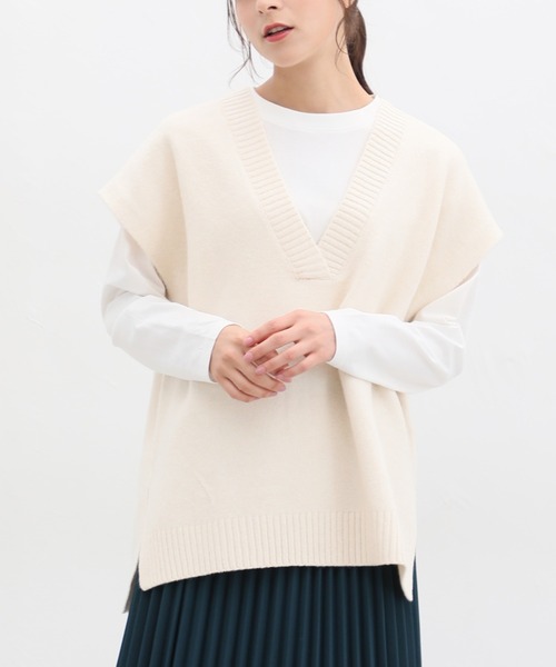 Honeys(ハニーズ)の「Tシャツ付Vネックベスト(ベスト・レディース・アイボリー/グリーン/チャコールグレー/モカ・M/LL/L/S)」の1枚目の写真
