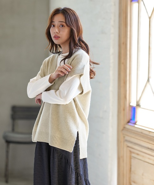 Honeys(ハニーズ)の「Tシャツ付Vネックベスト(ベスト・レディース・アイボリー/グリーン/チャコールグレー/モカ・M/LL/L/S)」の9枚目の写真