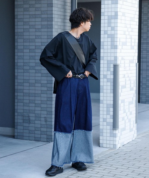 SENSE OF PLACE by URBAN RESEARCH（センスオブプレイスバイアーバンリサーチ）の「『わたべ×SOP』オーバーサイズフェイクレイヤードロングTシャツ（Tシャツ/カットソー・メンズ・チャコールグレー/ブラック/ホワイト・MEDIUM/LARGE）」の3枚目の写真