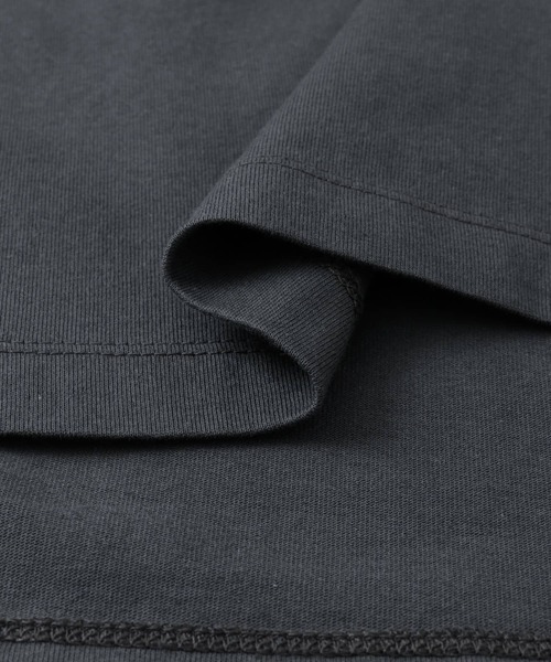 SENSE OF PLACE by URBAN RESEARCH（センスオブプレイスバイアーバンリサーチ）の「『わたべ×SOP』オーバーサイズフェイクレイヤードロングTシャツ（Tシャツ/カットソー・メンズ・チャコールグレー/ブラック/ホワイト・MEDIUM/LARGE）」の5枚目の写真