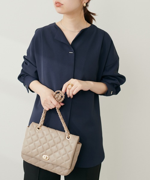 natural couture(ナチュラルクチュール)の「バー釦ポリツイルきれいめブラウス(シャツ/ブラウス・レディース・ベージュ/ネイビー/ピンク/ブルー/アイボリー・FREE)」の1枚目の写真