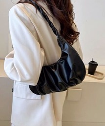 ハンドプリーツタックハーフムーンバッグ