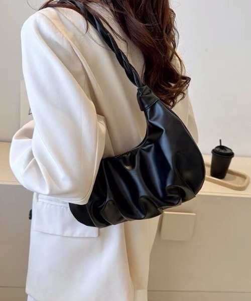 Sibra（シブラ）の「ハンドプリーツタックハーフムーンバッグ（ショルダーバッグ・レディース・シルバー/ホワイト/ブラック・FREE）」の3枚目の写真