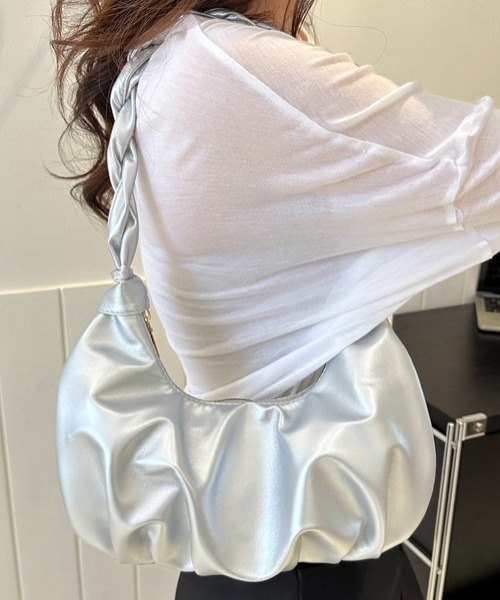 Sibra（シブラ）の「ハンドプリーツタックハーフムーンバッグ（ショルダーバッグ・レディース・シルバー/ホワイト/ブラック・FREE）」の5枚目の写真