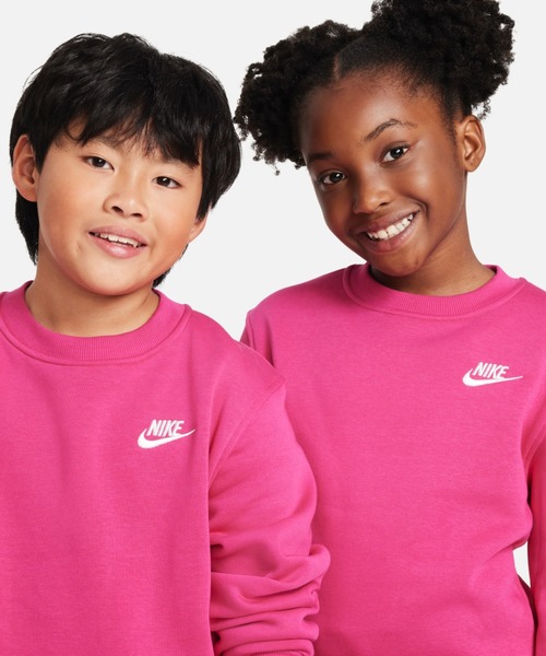 NIKE（ナイキ）の「《セットアップ対応商品》ナイキ スポーツウェア クラブ フリース ジュニアスウェットシャツ / Nike Sportswear Club Fleece Big Kids' Sweatshirt＜130-170cm 展開＞（スウェット・キッズ・グレー系その他/ブラック/ダークグリーン/ブラウン系その他2/ピンク系その他/オレンジ/コーラル/オリーブ系/イエロー系その他2/ブルー系その他2・130/140/160/170/150）」の8枚目の写真