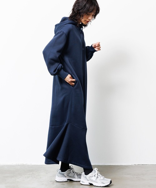 mili an deni(ミリアンデニ)の「裏起毛フード付きマーメイドワンピース(ワンピース・レディース・ブラック/アッシュグレー/ネイビー/オートミール・L/M)」の11枚目の写真
