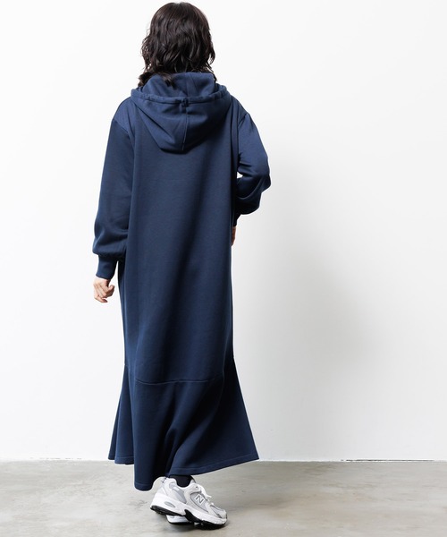 mili an deni(ミリアンデニ)の「裏起毛フード付きマーメイドワンピース(ワンピース・レディース・ブラック/アッシュグレー/ネイビー/オートミール・L/M)」の12枚目の写真