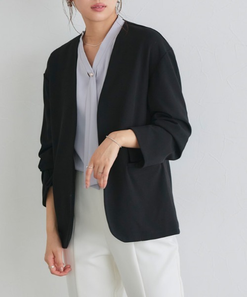 Pierrot(ピエロ)の「ペアスキンライトジャケット(ノーカラージャケット・レディース・グレイッシュベージュ/ブラック/ネイビー・M/L/PM)」の19枚目の写真