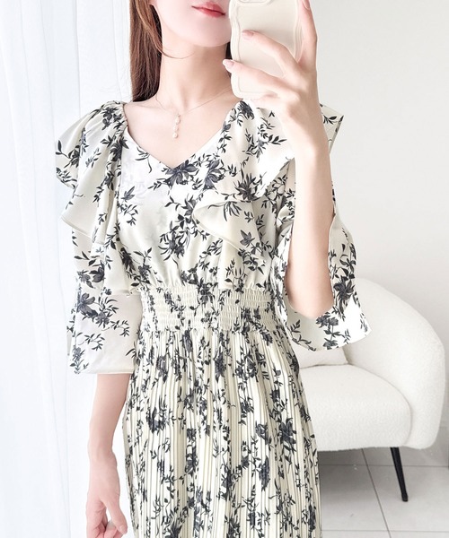 新品未使用ジャストカヴァリ　ワンピース　膝上　花柄　白　イタリア製　４２　S～M セール】【mily bilet】静かに、華やか。ふんわりしながら