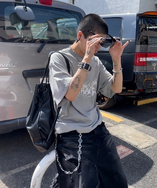 XU（エックスユー）の「【Never mind the XU】VENTIQUE tee / 【ネバーマインド ザ エックスユー】プリント半袖Tシャツ（Tシャツ/カットソー・メンズ・グレー/チャコール・ONE SIZE）」の8枚目の写真