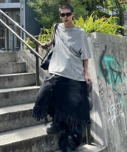 XU（エックスユー）の「【Never mind the XU】VENTIQUE tee / 【ネバーマインド ザ エックスユー】プリント半袖Tシャツ（Tシャツ/カットソー・メンズ・グレー/チャコール・ONE SIZE）」の3枚目の写真