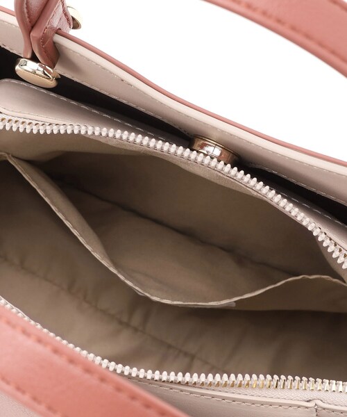 OPAQUE.CLIP（オペークドットクリップ）の「【2WAY】スムース合皮バイカラーミドルボストンバッグ（ボストンバッグ・レディース・ブラック系4/ブルー系4/レッド系6/ホワイト系9・00）」の16枚目の写真