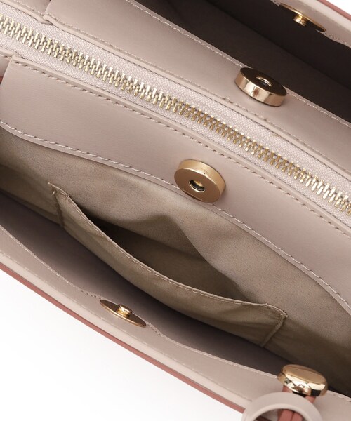 OPAQUE.CLIP（オペークドットクリップ）の「【2WAY】スムース合皮バイカラーミドルボストンバッグ（ボストンバッグ・レディース・ブラック系4/ブルー系4/レッド系6/ホワイト系9・00）」の17枚目の写真