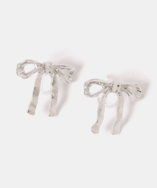 FOREVER 21（フォーエバー トゥエンティーワン）の「リボンノンホールピアス（イヤリング・レディース・ゴールド/ブラック/シルバー・FREE）」の3枚目の写真