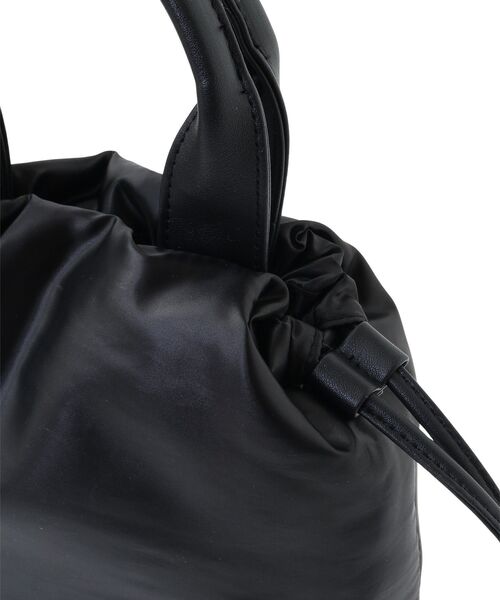 Green　Parks（グリーンパークス）の「OTO.HA 中綿ミニ巾着バッグ（ハンドバッグ・レディース・ブラック・FREE）」の6枚目の写真