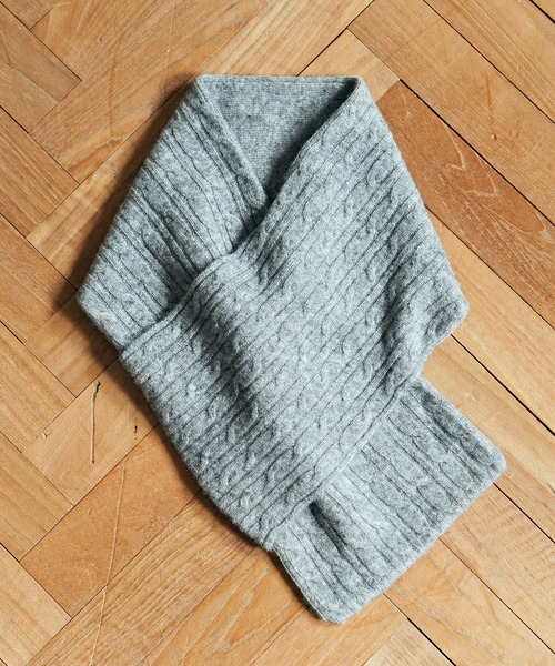 KATHARINE HAMNETT LONDON （キャサリンハムネットロンドン）の「KATHARINE HAMNETT LONDON/キャサリンハムネットロンドン カシミヤ混 ケーブルミニマフラー（マフラー・メンズ・ブラック/グレー/ネイビー・FREE）」の4枚目の写真