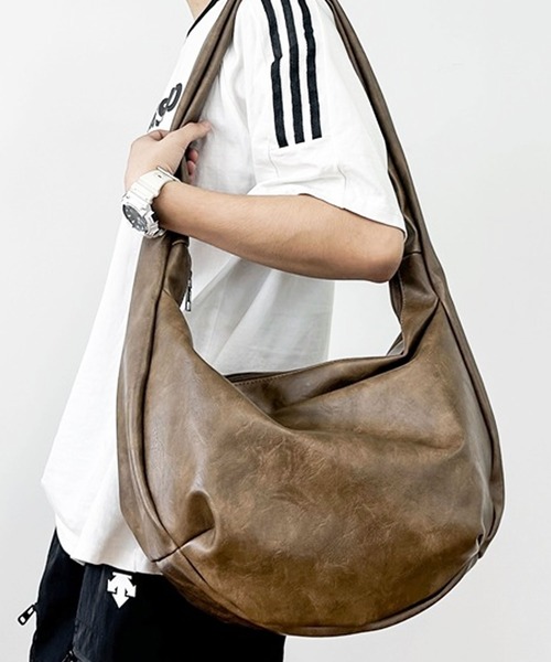 florist(フローリスト)の「【大容量・軽い◎】レザーライクシンプルハーフムーンショルダーバッグ(ショルダーバッグ・メンズ・ブラウン/ブラック/グリーン/グレー/ピンクベージュ・FREE)」の3枚目の写真