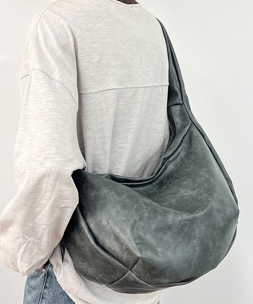 大容量・軽い◎】レザーライクシンプルハーフムーンショルダーバッグ