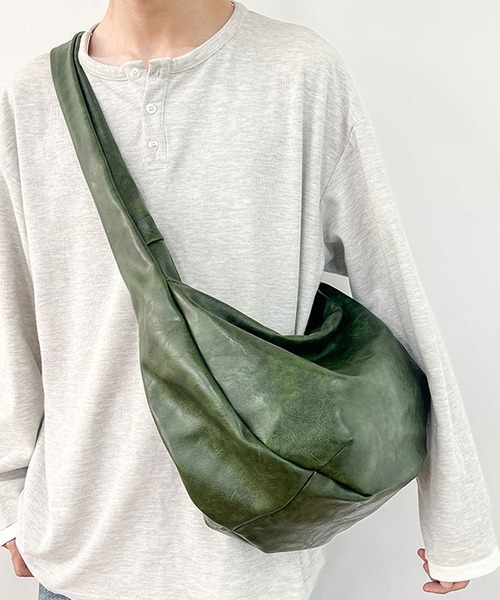 florist(フローリスト)の「【大容量・軽い◎】レザーライクシンプルハーフムーンショルダーバッグ(ショルダーバッグ・メンズ・ブラウン/ブラック/グリーン/グレー/ピンクベージュ・FREE)」の4枚目の写真