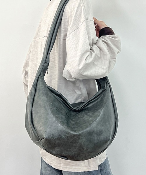 florist(フローリスト)の「【大容量・軽い◎】レザーライクシンプルハーフムーンショルダーバッグ(ショルダーバッグ・メンズ・ブラウン/ブラック/グリーン/グレー/ピンクベージュ・FREE)」の9枚目の写真