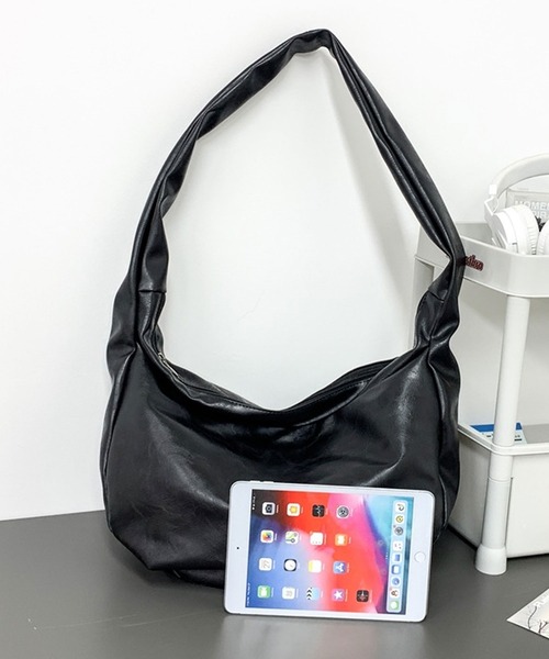 florist(フローリスト)の「【大容量・軽い◎】レザーライクシンプルハーフムーンショルダーバッグ(ショルダーバッグ・メンズ・ブラウン/ブラック/グリーン/グレー/ピンクベージュ・FREE)」の8枚目の写真