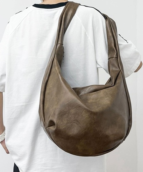 florist(フローリスト)の「【大容量・軽い◎】レザーライクシンプルハーフムーンショルダーバッグ(ショルダーバッグ・メンズ・ブラウン/ブラック/グリーン/グレー/ピンクベージュ・FREE)」の11枚目の写真