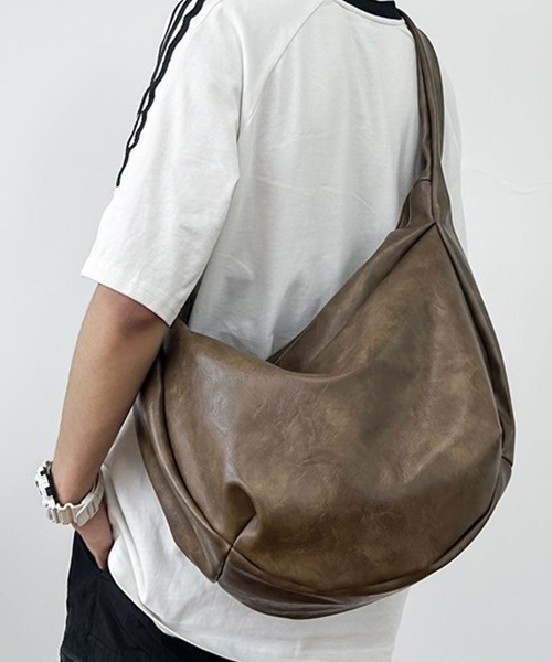 florist(フローリスト)の「【大容量・軽い◎】レザーライクシンプルハーフムーンショルダーバッグ(ショルダーバッグ・メンズ・ブラウン/ブラック/グリーン/グレー/ピンクベージュ・FREE)」の13枚目の写真