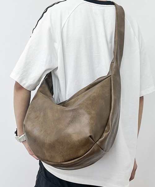 florist(フローリスト)の「【大容量・軽い◎】レザーライクシンプルハーフムーンショルダーバッグ(ショルダーバッグ・メンズ・ブラウン/ブラック/グリーン/グレー/ピンクベージュ・FREE)」の14枚目の写真