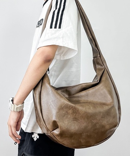 florist(フローリスト)の「【大容量・軽い◎】レザーライクシンプルハーフムーンショルダーバッグ(ショルダーバッグ・メンズ・ブラウン/ブラック/グリーン/グレー/ピンクベージュ・FREE)」の12枚目の写真