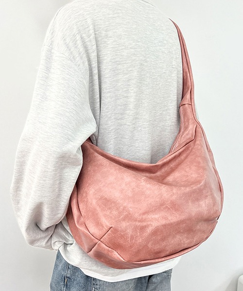 florist(フローリスト)の「【大容量・軽い◎】レザーライクシンプルハーフムーンショルダーバッグ(ショルダーバッグ・メンズ・ブラウン/ブラック/グリーン/グレー/ピンクベージュ・FREE)」の17枚目の写真