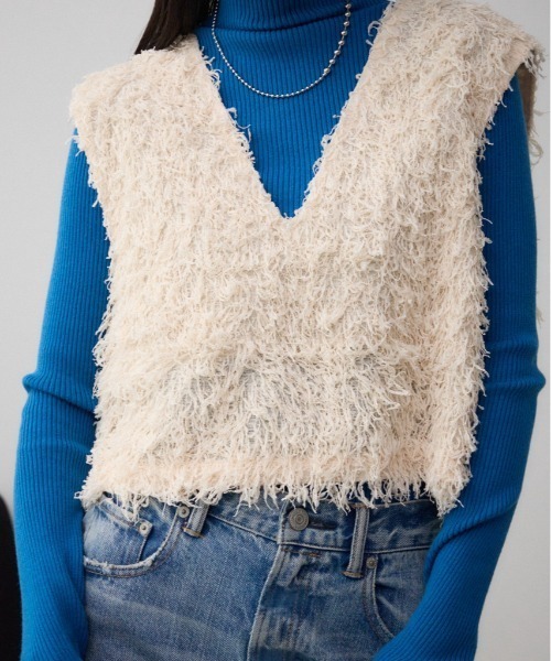 AZUL by moussy(アズールバイマウジー)の「フェザーVネックベスト(ベスト・レディース・グレー/アイボリー/ブラック・FREE)」の2枚目の写真