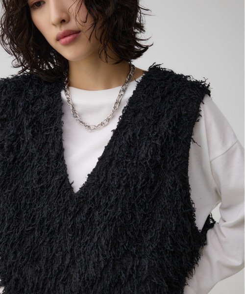 AZUL by moussy(アズールバイマウジー)の「フェザーVネックベスト(ベスト・レディース・グレー/アイボリー/ブラック・FREE)」の1枚目の写真