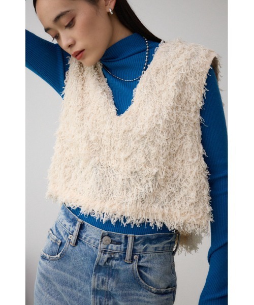 AZUL by moussy(アズールバイマウジー)の「フェザーVネックベスト(ベスト・レディース・グレー/アイボリー/ブラック・FREE)」の4枚目の写真