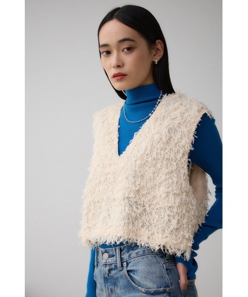 AZUL by moussy(アズールバイマウジー)の「フェザーVネックベスト(ベスト・レディース・グレー/アイボリー/ブラック・FREE)」の5枚目の写真