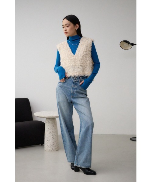 AZUL by moussy(アズールバイマウジー)の「フェザーVネックベスト(ベスト・レディース・グレー/アイボリー/ブラック・FREE)」の6枚目の写真