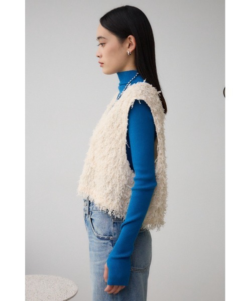 AZUL by moussy(アズールバイマウジー)の「フェザーVネックベスト(ベスト・レディース・グレー/アイボリー/ブラック・FREE)」の8枚目の写真