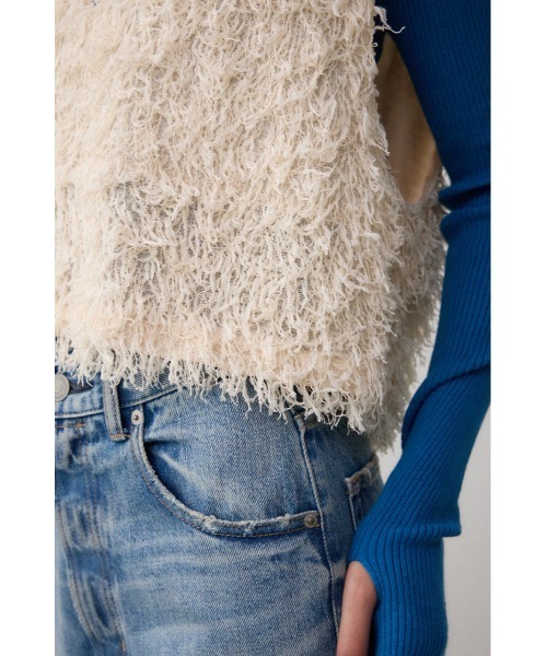 AZUL by moussy(アズールバイマウジー)の「フェザーVネックベスト(ベスト・レディース・グレー/アイボリー/ブラック・FREE)」の12枚目の写真