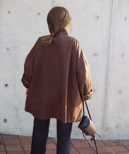 LAULEN（ローレン）の「stand neck drop shoulder jacket /スタンドネック ドロップショルダー オーバーサイズ ライトアウター（ステンカラーコート・レディース・ブラウン/アイボリー/ブラック・FREE）」の5枚目の写真