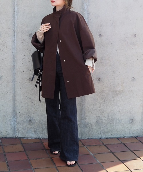 LAULEN（ローレン）の「stand neck drop shoulder jacket /スタンドネック ドロップショルダー オーバーサイズ ライトアウター（ステンカラーコート・レディース・ブラウン/アイボリー/ブラック・FREE）」の6枚目の写真