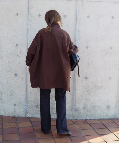 LAULEN（ローレン）の「stand neck drop shoulder jacket /スタンドネック ドロップショルダー オーバーサイズ ライトアウター（ステンカラーコート・レディース・ブラウン/アイボリー/ブラック・FREE）」の8枚目の写真