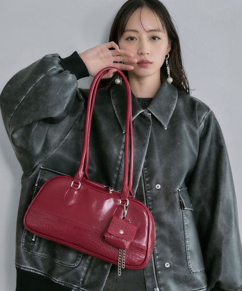 HARE（ハレ）の「チャームツキボストンバッグ(HARE)（ボストンバッグ・レディース・ブラック/レッド・FREE）」の3枚目の写真