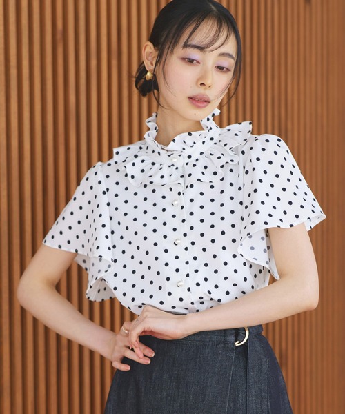 RUIRUE BOUTIQUE(ルイルエブティック)の「洗える | 選べる素材 ( シアー 無地 / ドット ) フリル スタンドカラー ブラウス | レディース オフィスカジュアル 通勤 半袖 おしゃれ きれいめ トップス シャツ(シャツ/ブラウス・レディース・ダークグレー/ホワイト系その他/グレー/ブラック系その他/ブラック/ピンク系その他・M/L)」の8枚目の写真