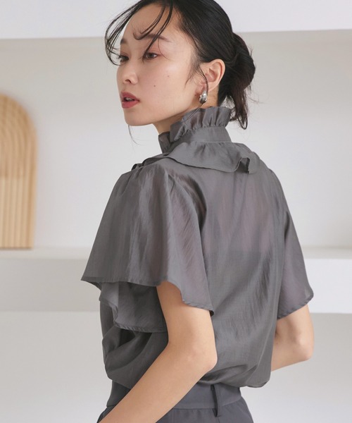 RUIRUE BOUTIQUE(ルイルエブティック)の「洗える | 選べる素材 ( シアー 無地 / ドット ) フリル スタンドカラー ブラウス | レディース オフィスカジュアル 通勤 半袖 おしゃれ きれいめ トップス シャツ(シャツ/ブラウス・レディース・ダークグレー/ホワイト系その他/グレー/ブラック系その他/ブラック/ピンク系その他・M/L)」の13枚目の写真