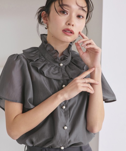 RUIRUE BOUTIQUE(ルイルエブティック)の「洗える | 選べる素材 ( シアー 無地 / ドット ) フリル スタンドカラー ブラウス | レディース オフィスカジュアル 通勤 半袖 おしゃれ きれいめ トップス シャツ(シャツ/ブラウス・レディース・ダークグレー/ホワイト系その他/グレー/ブラック系その他/ブラック/ピンク系その他・M/L)」の15枚目の写真